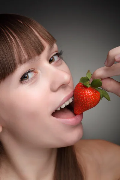 Ομορφιά κορίτσι τρώει φράουλες — Φωτογραφία Αρχείου
