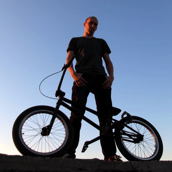 Jongen op bmx fiets — Stockfoto