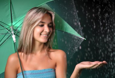 Yağmurda mutlu bir kız