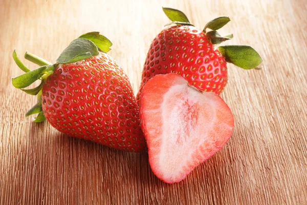 Erdbeeren auf Holztisch — Stockfoto