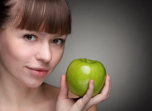 Szépség lány zöld alma — Stock Fotó
