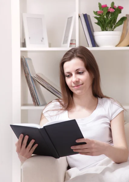 Güzellik kızı evde kitap okuyor. — Stok fotoğraf
