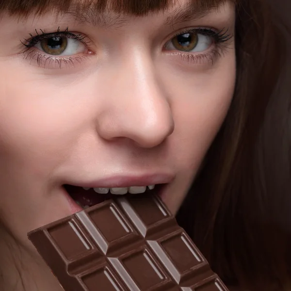 Beauty girl with chokolate bar — Stock Photo, Image