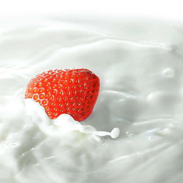 Jordgubbar i mjölk splash — Stockfoto