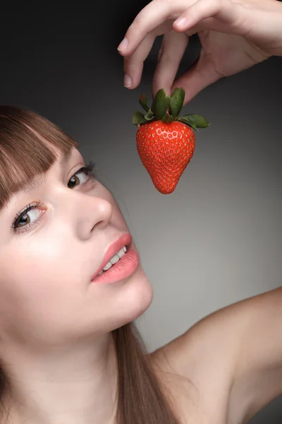 뷰티 여자 먹는 딸기 — 스톡 사진