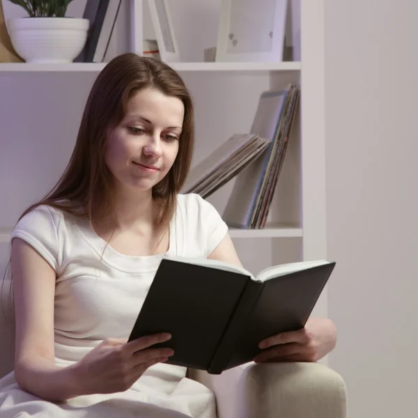 Kráska dívka číst knihu doma — Stock fotografie