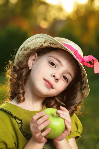 公園内のフルーツを持つ少女 — ストック写真