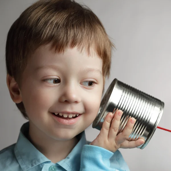 Menino beleza ouvir lata telefone — Fotografia de Stock