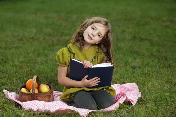 Krásy dívka číst knihu venku — Stock fotografie