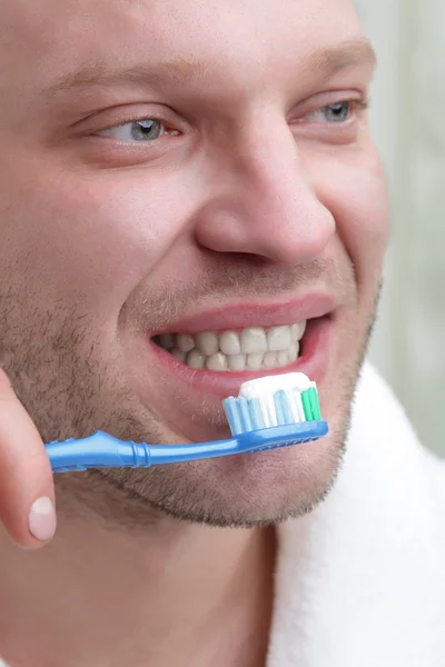 Joven belleza hombre con cepillo de dientes — Foto de Stock
