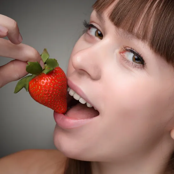 Menina beleza comer morangos — Fotografia de Stock
