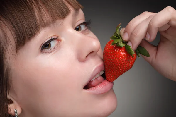 뷰티 여자 먹는 딸기 — 스톡 사진