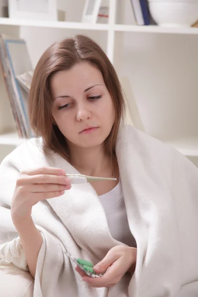 Sie leidet an einer Erkältung — Stockfoto