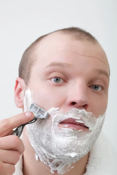 Joven afeitado aislar en blanco — Foto de Stock