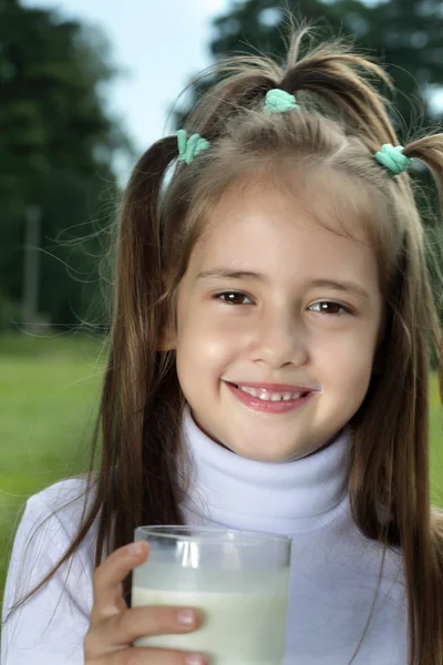Dívka s mléčné sklo — Stock fotografie
