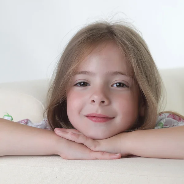 Piękna dziewczyna na kanapie — Zdjęcie stockowe