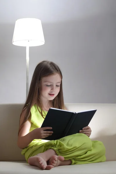 Belleza chica leer libro — Foto de Stock