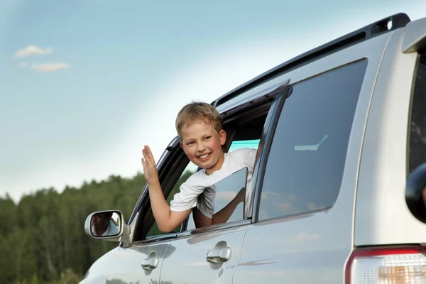 Rapaz feliz no carro — Fotografia de Stock