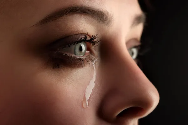 Beleza menina chorar no fundo preto — Fotografia de Stock
