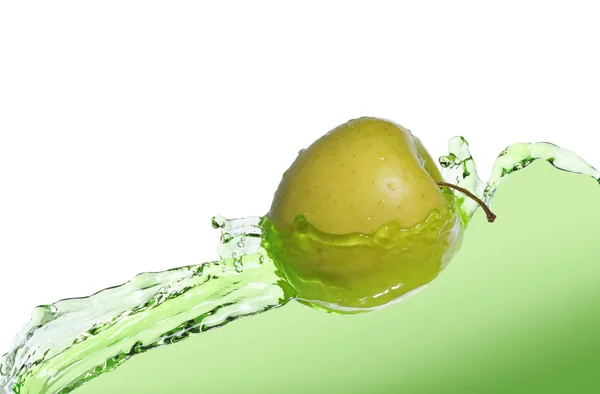 Manzana verde en chorro de jugo —  Fotos de Stock
