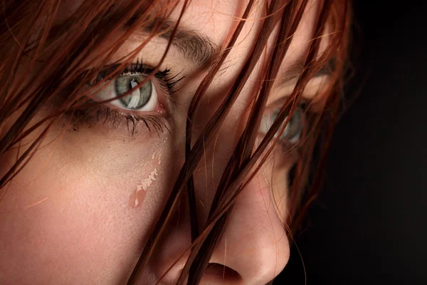 Skönhet flicka gråta på svart bakgrund — Stockfoto