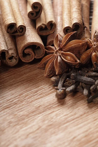Ervas e especiarias sobre fundo de madeira — Fotografia de Stock