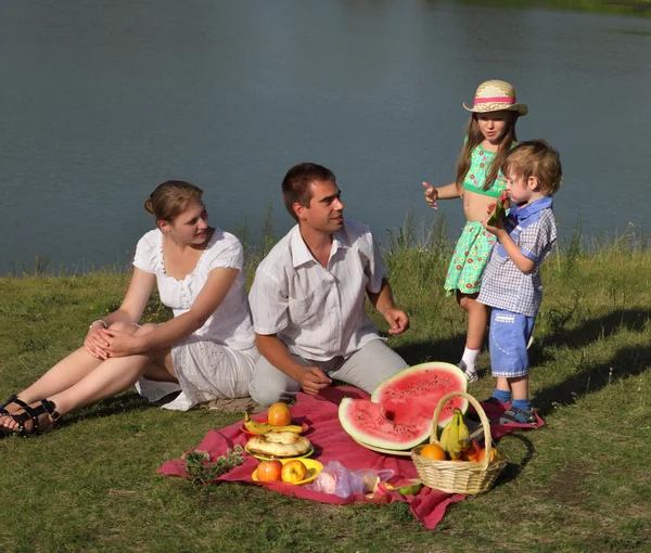 Les familles pique-niquent dehors avec de la nourriture — Photo