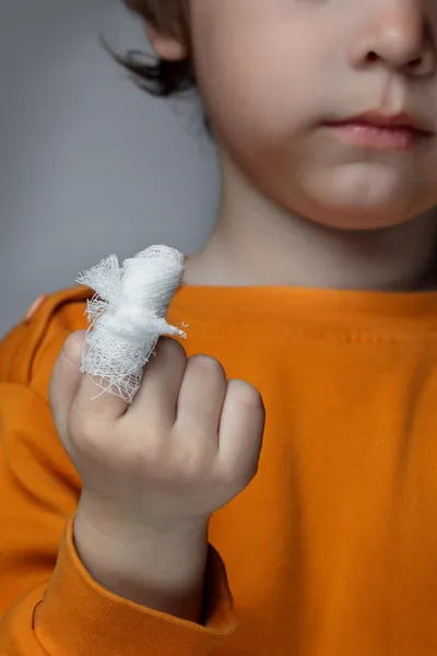 Niño con una herida en el dedo — Foto de Stock