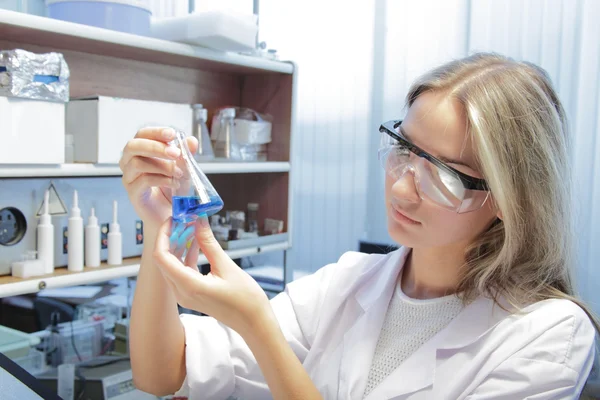 Beauty scientist in chemical laboratory — Stock Photo, Image