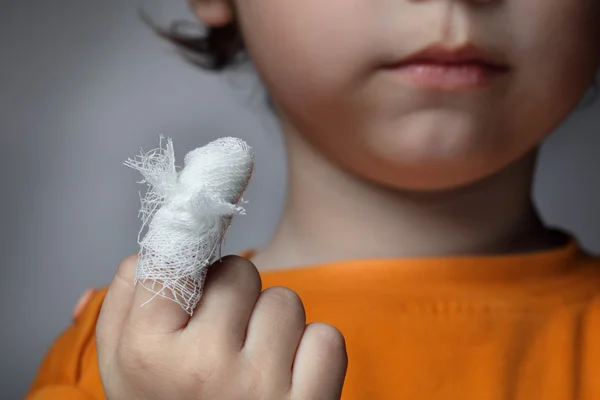 Niño con una herida en el dedo — Foto de Stock