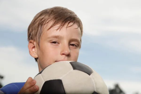 Chlapec s fotbalem bal — Stock fotografie