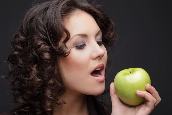 Yeşil elma ile güzel kız — Stok fotoğraf