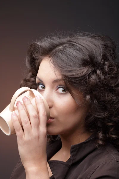 Schoonheid meisje met koffiekopje — Stockfoto