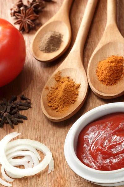 Ингредиент соуса на деревянном столе — стоковое фото