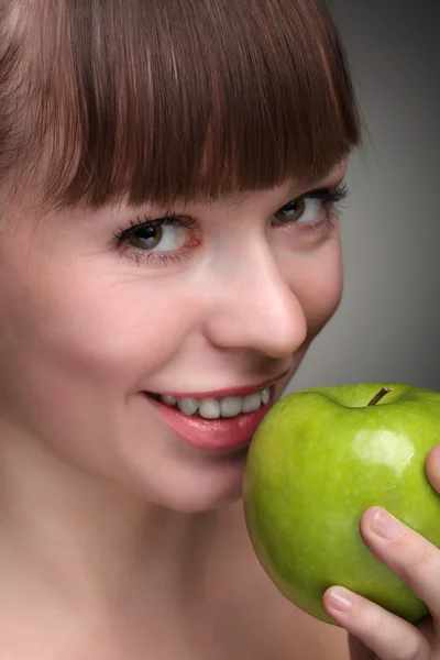 Schönheit Mädchen mit grünem Apfel — Stockfoto