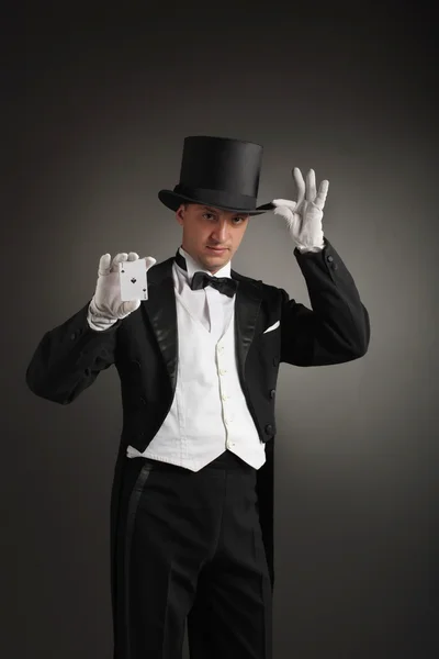 Kouzelník v klobouku Ukázat karty — Stock fotografie