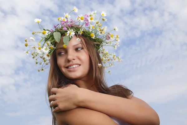 Νεαρή γυναίκα με λουλούδι διάδημα — Φωτογραφία Αρχείου