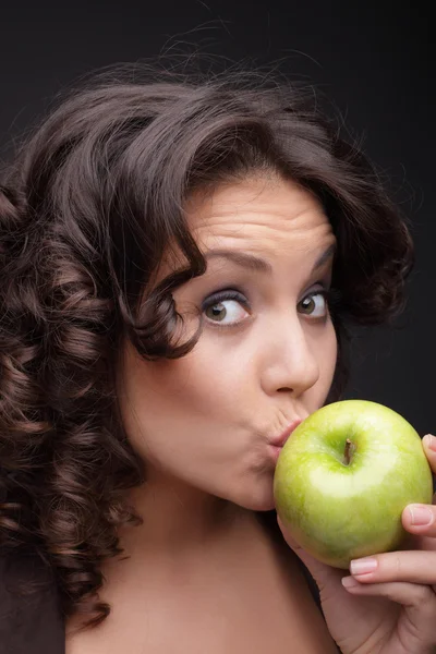 Yeşil elma ile güzel kız — Stok fotoğraf