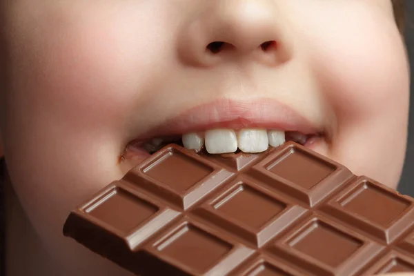 Garçon heureux avec barre de chocolat — Photo