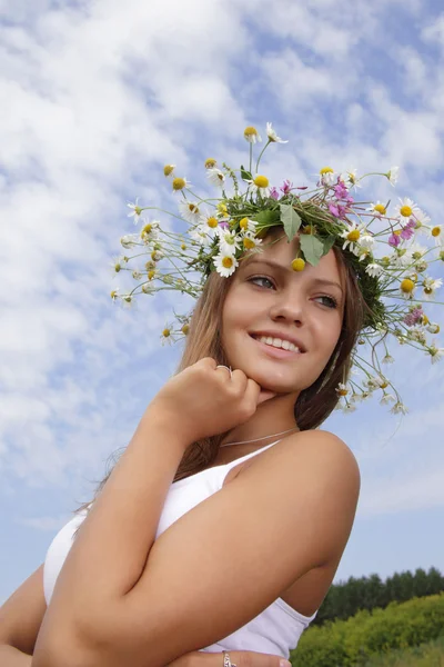Giovane donna con diadema di fiori — Foto Stock