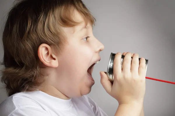 Beleza menino falar em lata pode telefone — Fotografia de Stock