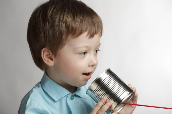 Krása chlapce mluvit v plechovkový telefon — Stock fotografie