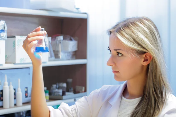 Beauty scientist in laboratorio chimico — Foto Stock