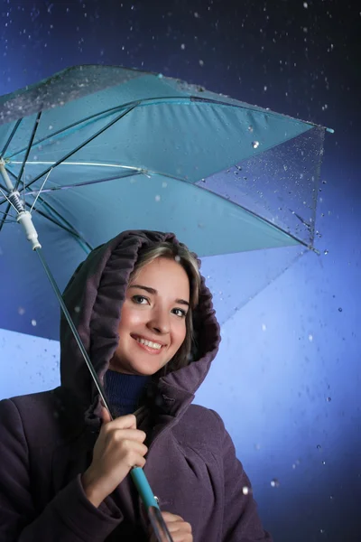 Gelukkig meisje in de regen — Stockfoto