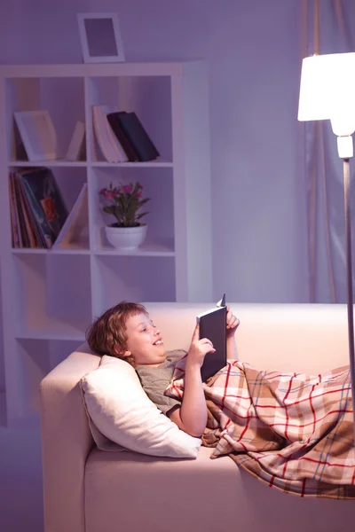 Jongen lezen boek binnenshuis — Stockfoto
