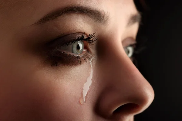 Belleza chica llorar en negro fondo Imágenes de stock libres de derechos