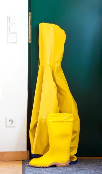 Capa de chuva e botas de borracha — Fotografia de Stock