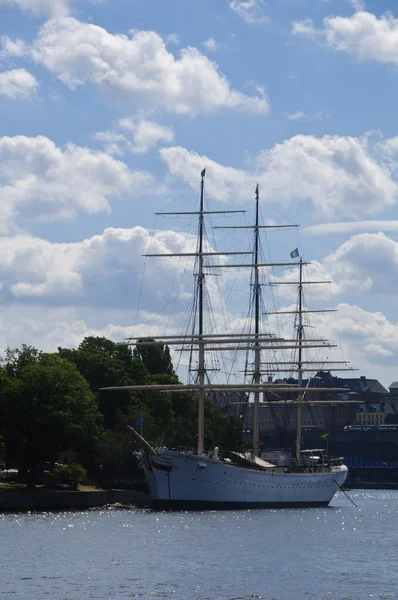 Tarihsel yelkenli gemi "af chapman skeppsholmen Adası, stockholm limanına demirleyen" — Stok fotoğraf