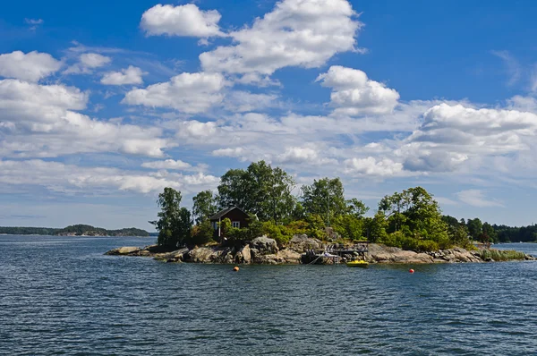 Küçük bir adada İsveçli kırmızı yazlık — Stok fotoğraf