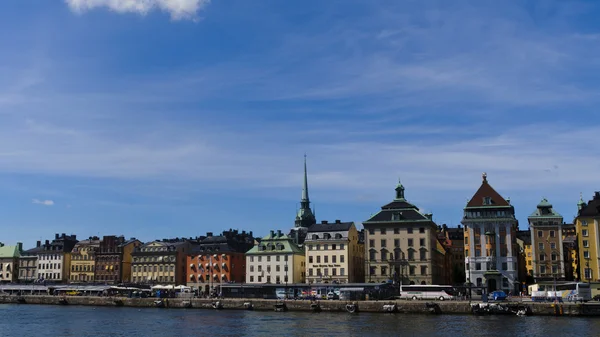 Palatsen i stockholm gamla stan som vetter mot vattnet — Stockfoto
